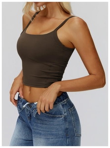 Dettaglio crop top yoga verde oliva con spalline sottili e scollatura quadrata chic