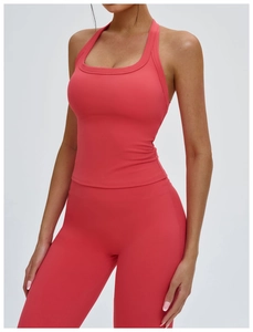 Dettaglio del set yoga corallo in tessuto elastico senza cuciture e dal design ergonomico