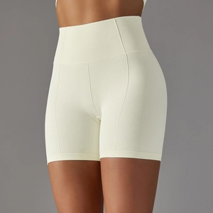 Dettaglio texture dei pantaloncini yoga senza cuciture a vita alta color crema nido d'ape