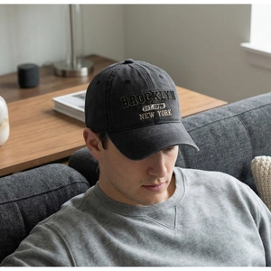 Détail de la casquette rétro en coton lavé avec broderie Brooklyn 1978 de qualité