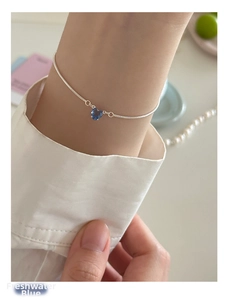 Dettaglio del bracciale in argento 925 a maglia snake con gemma a forma di cuore blu chiaro