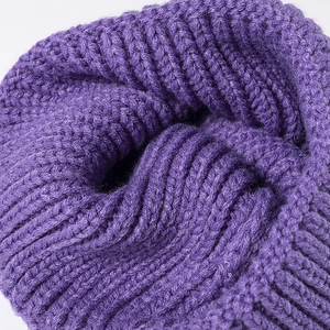 Berretto invernale viola spesso con maglia a trecce e caldi polsini a costine