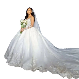 Elegante abito da sposa bianco con ricami in pizzo di lusso e un lungo strascico reale