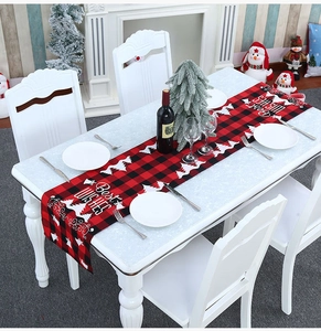 Detail van kersttafelloper met rood-zwart ruitpatroon en Best Wishes-opdruk