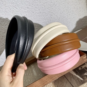 Lot de quatre serre-têtes épais en cuir PU en noir, beige, marron et rose, style minimaliste