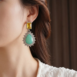 Boucles d'oreilles vintage style palais avec cristal rectangulaire jaune et goutte verte