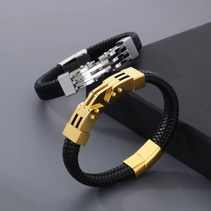 Dettaglio di bracciali in pelle intrecciata con chiusure magnetiche in argento e oro lucido