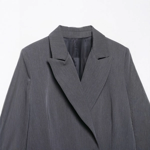 Blazer croisé gris foncé pour femme avec revers ajustés et texture de tissu haut de gamme