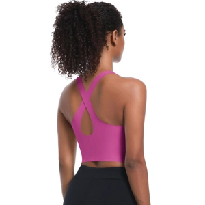 Détail du soutien-gorge de yoga rose avec bretelles croisées et découpe goutte au dos