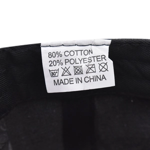 Nahaufnahme des Pflegeetiketts mit Materialangabe: 80% Baumwolle und 20% Polyester