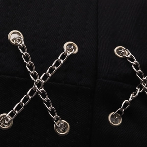 Cappello alla pescatora nero streetwear con catene metalliche e dettagli punk