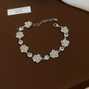 Détails d'un bracelet fleur en argent avec des zircons brillants et un fermoir mousqueton