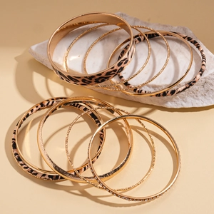 Set di 10 bracciali in metallo dorato e pelle leopardata per gioielli da donna