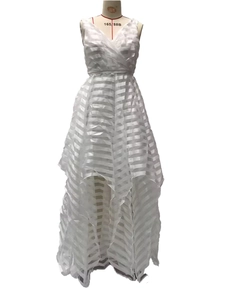Dettaglio dell'abito da sposa bianco con scollo a V e strisce orizzontali su manichino