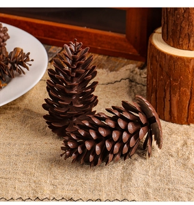 Décoration de pomme de pin marron sur toile de jute pour bricolage de Noël