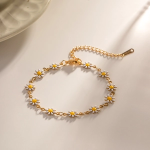 Golden stainless steel chain bracelet with white and yellow enamel daisy flower charms