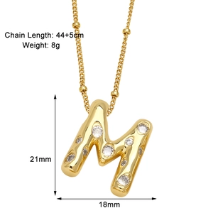Détail du pendentif lettre M doré avec zircons et dimensions de la chaîne réglable