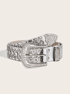 Détail d'une ceinture western argentée ornée de strass brillants et d'une boucle