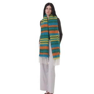 Écharpe colorée à rayures en cachemire avec franges blanches portée par un mannequin