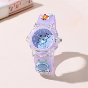 Détail des motifs 3D astronaute et fusée sur le bracelet en silicone de montre enfant