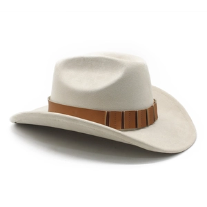 Détail du chapeau de cow-boy en feutre beige avec un ruban décoratif en cuir brun