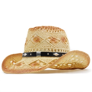 Chapeau de cowboy en paille avec bord dégradé orange et bande cloutée sur fond blanc