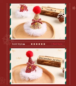 Detailansicht von roten und goldenen Glitzer-Weihnachtshüten mit Spitze und Glöckchen