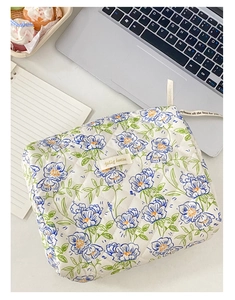 Dettaglio della borsa trapuntata a fiori con nastro elegante ed etichetta tessuta