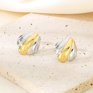 Vue détaillée de boucles d'oreilles bicolores en forme de coquille sur base en travertin