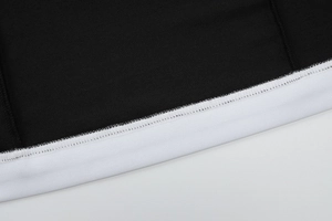 Gros plan sur les coutures de précision et le tissu contrasté noir et blanc premium