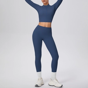 Vue détaillée d'un ensemble de yoga bleu foncé avec legging et veste zippée à passe-pouce