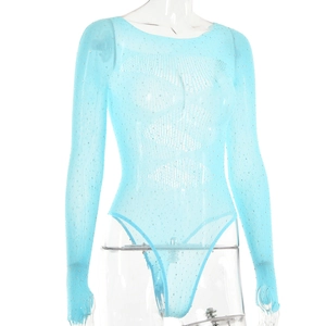 Détail d'un body bleu en maille transparente avec paillettes brillantes et découpes