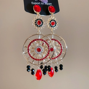 Détails de boucles d'oreilles bohèmes dorées avec pendentifs rouges et perles noires