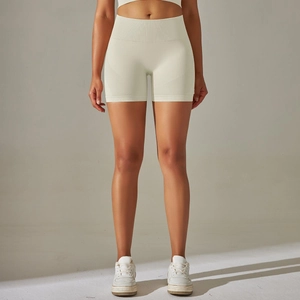 Détail du short de yoga sans couture crème à taille haute avec ceinture de contrôle