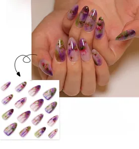 Détail de faux ongles en amande avec motif floral violet vintage de style artistique