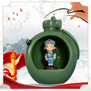 Vue détaillée de la figurine du soldat de l'Armée rouge dans un conteneur de grenade