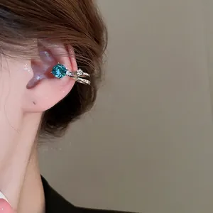 Manchette d'oreille double couche en argent avec zircon bleu et cristaux portée par modèle