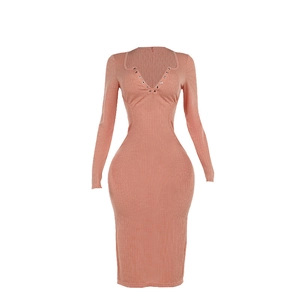 Abito longuette in maglia rosa corallo slim fit con scollo a V e maniche lunghe da donna