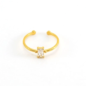 Bague ouverte martelée plaquée or avec un zircon rectangulaire et un anneau réglable