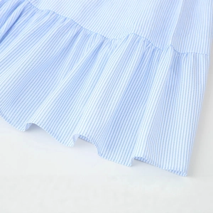 Ärmelloses gestreiftes Damen-Sommerkleid mit hellblauen Rüschen und feinen Mustern