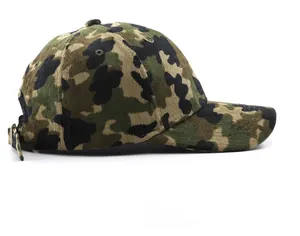 Dettaglio del cappellino mimetico con trama in velluto a coste e fibbia in metallo