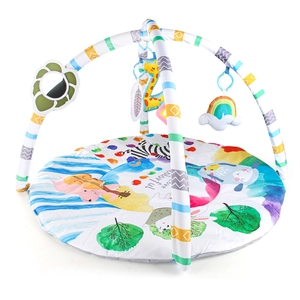 Manta de actividades para bebé con motivos de dibujos, arcos y peluches colgantes