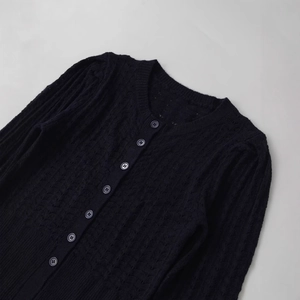 Cardigan da donna nero in maglia di alpaca con motivi traforati e scollo rotondo
