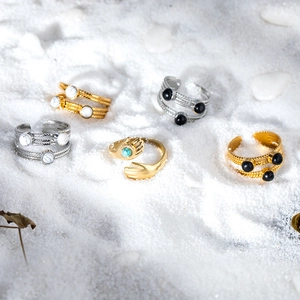 Anelli vintage in acciaio inossidabile con zircone turchese e design abbraccio su sabbia bianca