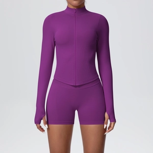 Détails des poignets passe-pouce et de la taille haute de l'ensemble de yoga violet