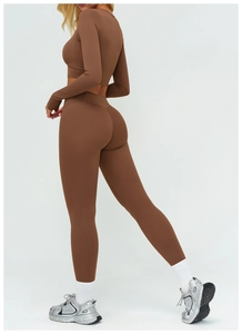 Dettaglio del set da yoga marrone con leggings a vita alta e top corto sportivo