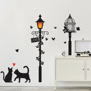 Zwarte muursticker met silhouet van katten, lantaarnpaal met LOVE-bord en kooi