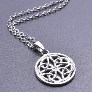 Vue macro du pendentif de collier en acier inoxydable avec design de nœud celtique