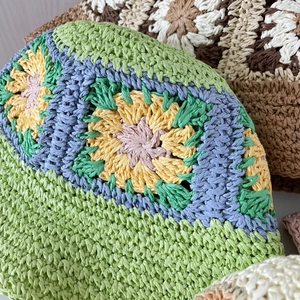 Foldable handmade crochet straw hat with sunflower floral pattern for summer travel
