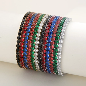 Dettaglio di bracciali tennis con strass a fila singola da 4mm in vari colori